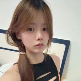 苗条型大胸嫩妹小不点